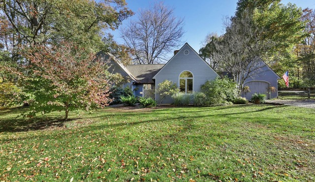 Cozy and conveniently located cottage nestled in the mountains