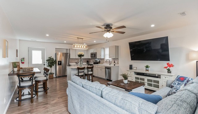Cozy Beach Cottage just minutes from historic Cape May Pet Friendly!