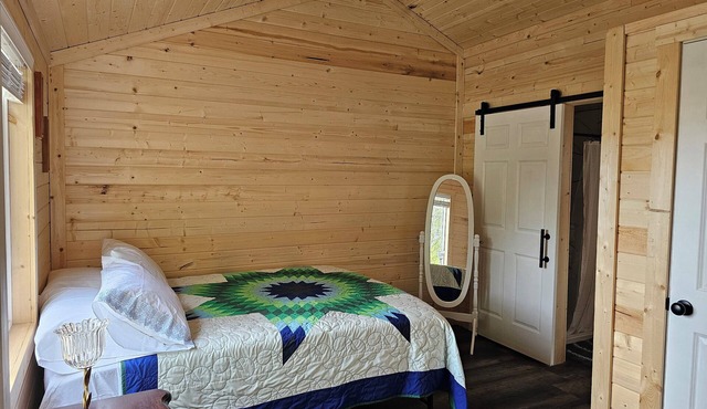 Cozy cabin in a quiet neighborhood near downtown Hamilton