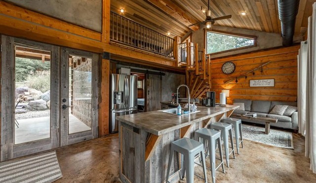 Cozy cabin outside Glacier National Park. Private hot tub + pet-friendly!