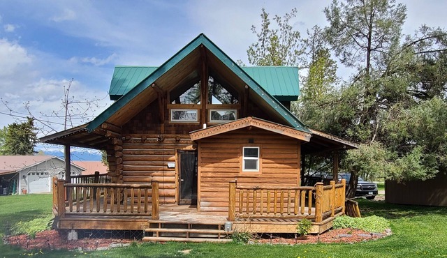 Cozy Cabin w/firepit, 5 min walk to beach. (pet friendly!)