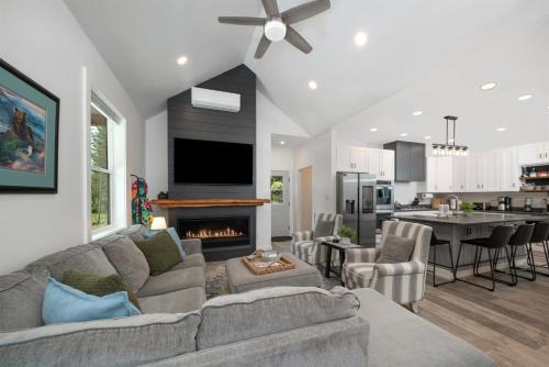 Cozy Cabin w Private Hot Tub and Fire Pit