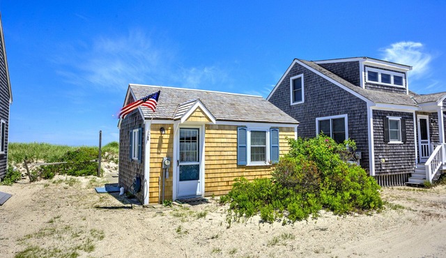 Cozy Cape Cottage—Deck & Views of Cape Cod Bay