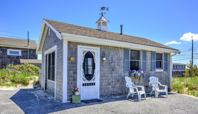 Cozy Cape Guest Cottage—Steps to Oceanfront Bay