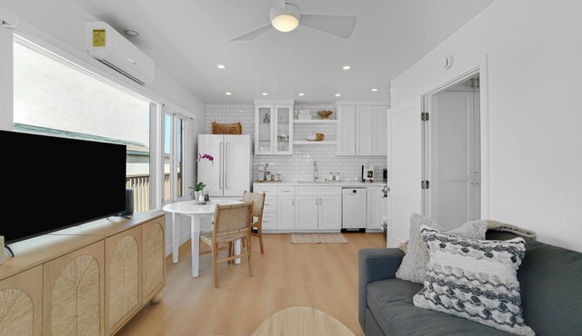 Cozy Coastal Retreat w/King Bed & Full Kitchen