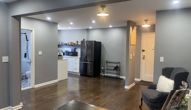 Cozy condo 2 blocks to train that goes Manhattan New York City