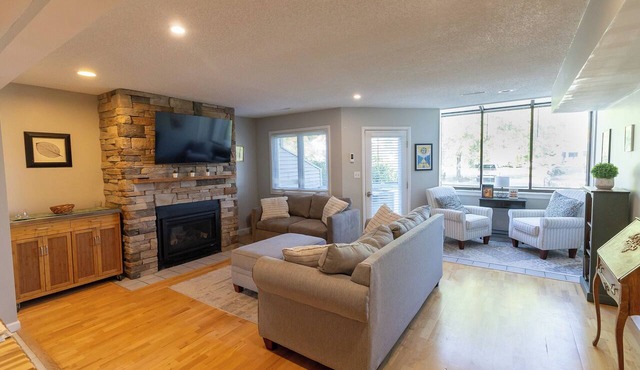 Cozy condo at The Springs, walk to SPAC and Saratoga State Park