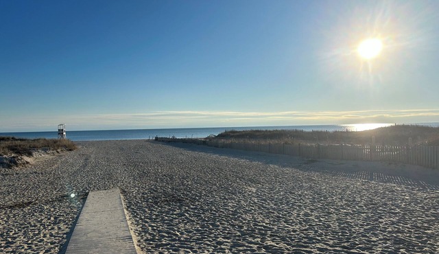 Cozy condo in downtown Harwich Port short walk to Bank Street Beach