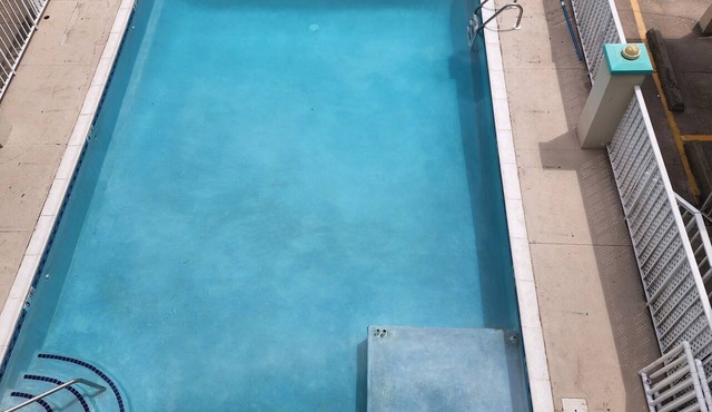 Cozy condo with a Pool, AC, and WiFi. One block from boardwalk and beach!