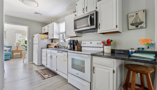 Cozy Cottage: Hot Tub~Gas Fireplace~Pet Friendly!
