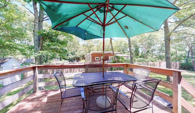 Cozy getaway in a central location w/a full kitchen & furnished deck