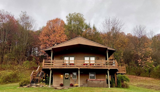 Cozy Holiday Retreat with Valley Views + Hot-tub + Fire-pit