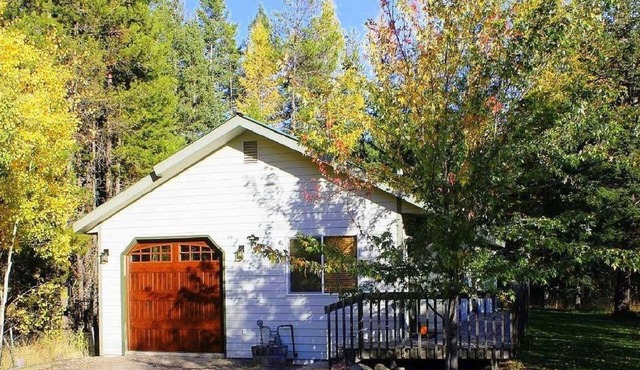 Cozy home along the adventure corridor to Glacier National Park