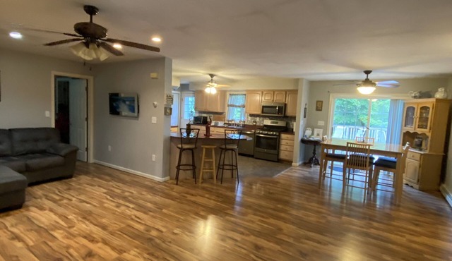 Cozy Home with Hot Tub, Lots of peace/quiet with Mountain views Near Woodstock!