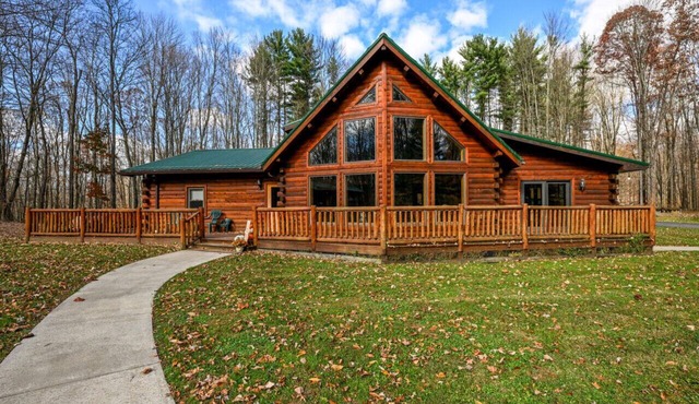 Cozy Kinsman Cabin in the woods w/Hot Tub