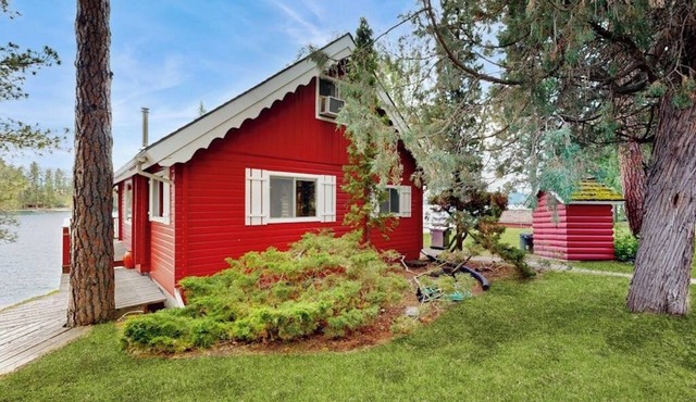 Cozy lakefront log cabin with lake views, vintage decor, & dock