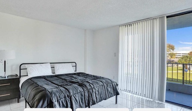 Cozy Miami Gardens Studio King Bed & Tub - 208