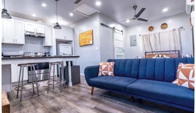 Cozy Modern Studio Located Near SoFi Stadium in L.A.