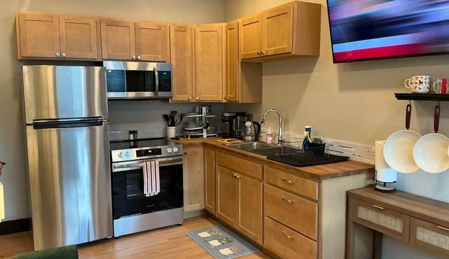 Cozy One Bedroom - One Block from Flathead Lake!