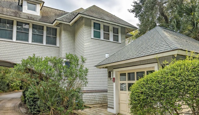Cozy three bedroom nestled in Keepers Landing overlooking maritime forest!