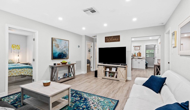 Cozy Two King Beds 5 BED/3 BATH House - 3 mi from Lauderdale-by-the-sea beach!