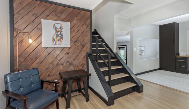 Cozy, updated modern bungalow near Downtown Willoughby