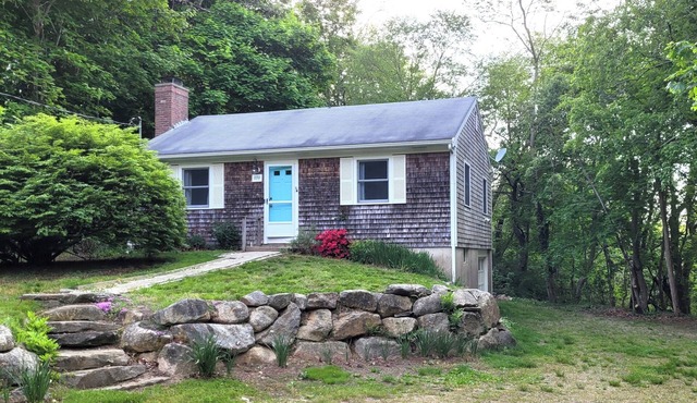 Cranberry Cottage: 2-bedroom cottage in peaceful Brewster with air conditioning