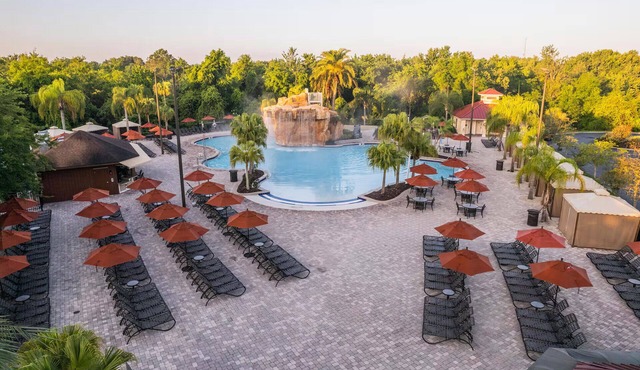 Create Lasting Memories From Day One! 3 Units with Kitchen, Outdoor Pool! in Celebration