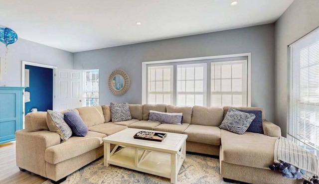 Creekside townhouse with patio, grill & community pool - pet friendly