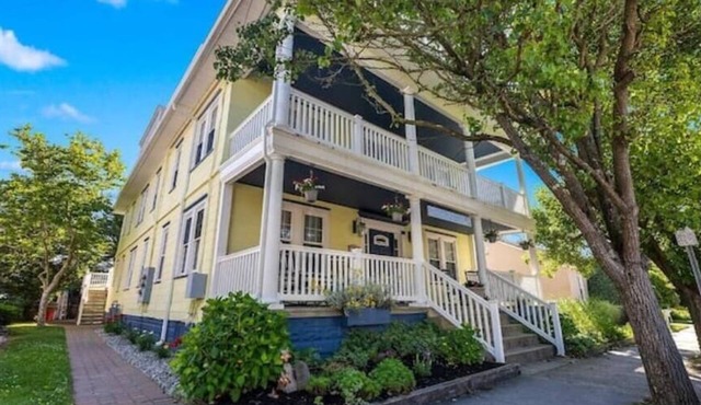 Crocus by the Sea Charming 3 bedroom 5 minute walk to free beach pet friendly