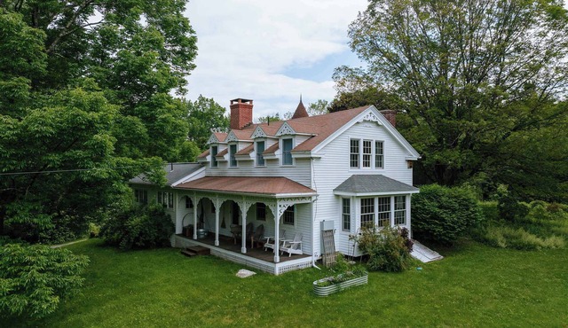 Crossbridge Main House - Vintage Charm & Unique Character
