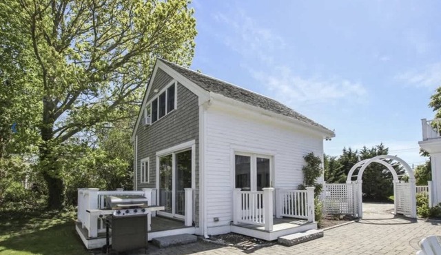 Cute Cottage Living by the Sea!