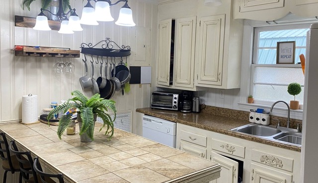 Cute home 3 mins from Nutrien, walking distance to boat landing/fishing areas!