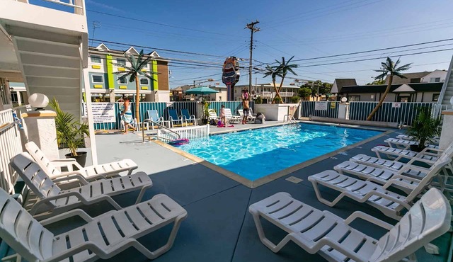 Daytona Inn and Suites - Single Queen