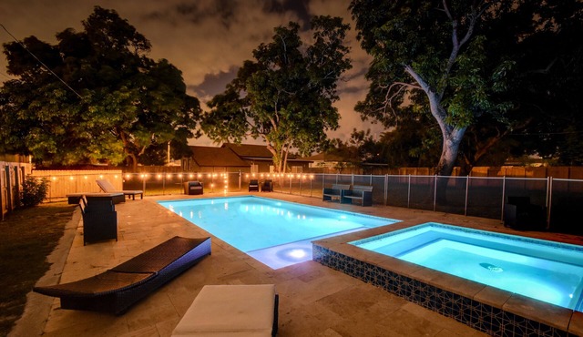Decadent Lodge - Private Heated Pool And Hot Tub