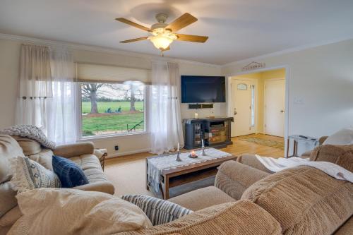 Deck & Pasture Views! Bealeton Farmhouse Escape