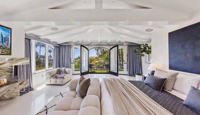 Delightful 7-bedroom house in Beverly Hills with AC, fitness room, WiFi
