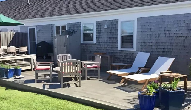 Delightful duplex on quiet st in Tom Nevers