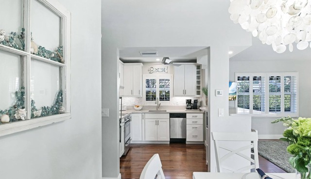 Delray Breezes !NEW! WALK to BEACH & THE AVE!