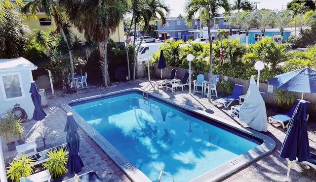 Deluxe Double Apt - Pool, Free Parking, Walk to Beach & Dining