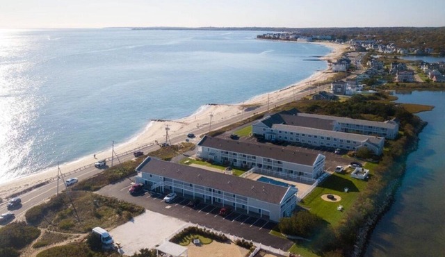 Deluxe suite at the oceanfront Surfside Resort