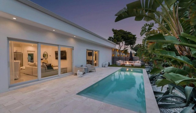 Designer Pool Oasis Walk to Wilton Drive