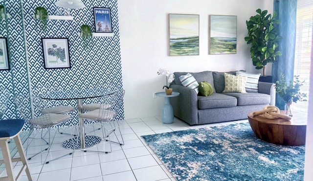 Designer’s 1-Bedrm condo 1-Block to Aventura Mall! Parking