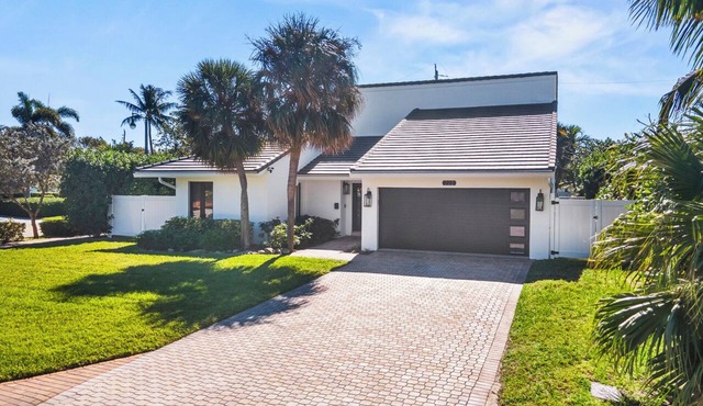DIAMOND ESTATES: LAUDERDALE BY THE SEA - 6 QUEEN, 2.5 BATH, POOL & PATIO AREA
