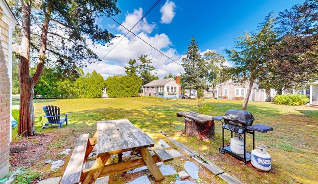 Dog-friendly beach cottage on Harwich's main street with large lawn