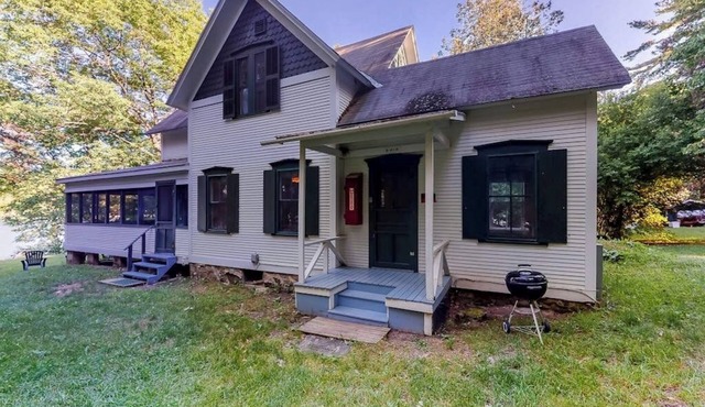 Dog-friendly spacious cabin, screened in porch, & boats right on the lake