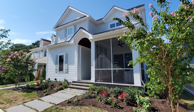 Downtown Coastal Beauty with Pool & Hot Tub!