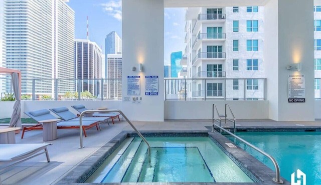 Downtown Condo: Rooftop Pool & Gym Access