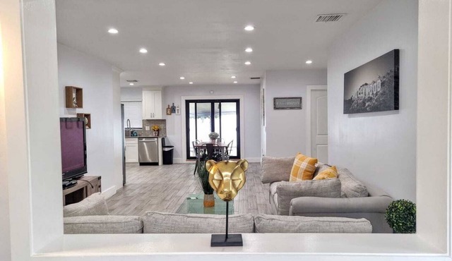 Downtown Hollywood - 3 Miles to Beach! Sleeps 8 - Large Backyard with Grill