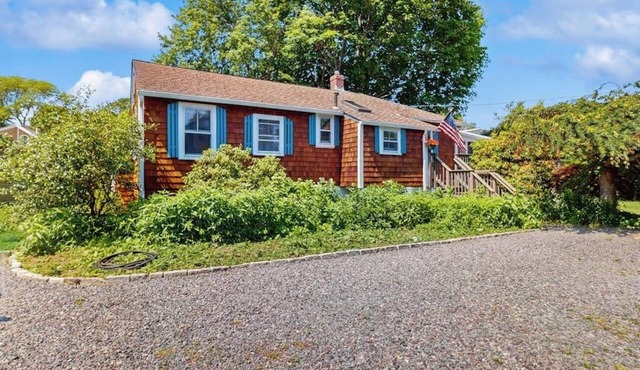 Downtown home: walk to town, beach & regional rail station